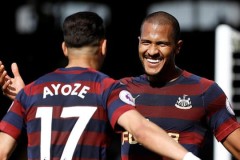 球场暴力！球迷闯入球场，导致比赛中断10分钟。