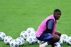 联赛杯16强战：利物浦曼城对决，曼城不败金身续写，热刺狼队激战